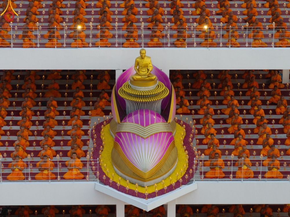 ภาพ No.201659:พิธีจุดประทีปถวายเป็นพุทธบูชา และบูชาธรรมมหาปูชนียาจารย์ ณ อาคารธรรมยาตรา กตัญญูบูชามหาปูชนียาจารย์ ตรงข้ามวัดปากน้ำภาษีเจริญ จ.กรุงเทพมหานคร ในโครงการธรรมยาตรา กตัญญูบูชา มหาปูชนียาจารย์ พระมงคลเทพมุนี(สด จนฺทสโร) พระผู้ปราบมาร อนุสรณ์สถาน 7 แห่ง