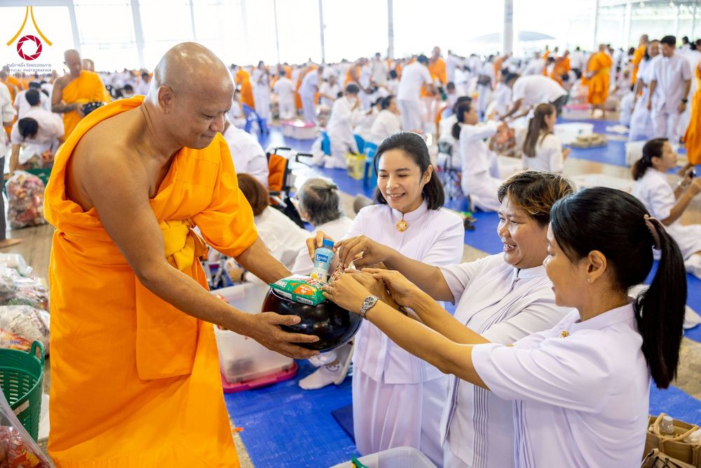 ภาพ No.256859:วันที่ 5 ตุลาคม พ.ศ. 2568 พิธีตักบาตร ข้าวสารอาหารแห้ง ณ บ้านแก้วเรือนทองคุณยายฯ สภาธรรมกายสากล วัดพระธรรมกาย