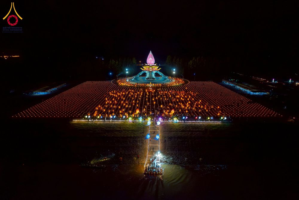 ภาพ No.266190:วันพุธที่ 5 พฤศจิกายน พ.ศ. 2568 (วันพระ ขึ้น 15 ค่ำ เดือน 12) พิธีจุดประทีปโคมลาน, โคมลอย และลอยกระทง ถวายประทีปเป็นพุทธบูชา สร้างความสว่างไสวให้กับแผ่นดินด้วยแสงธรรม ณ พุทธอุทยานนานาชาติ จังหวัดหนองคาย