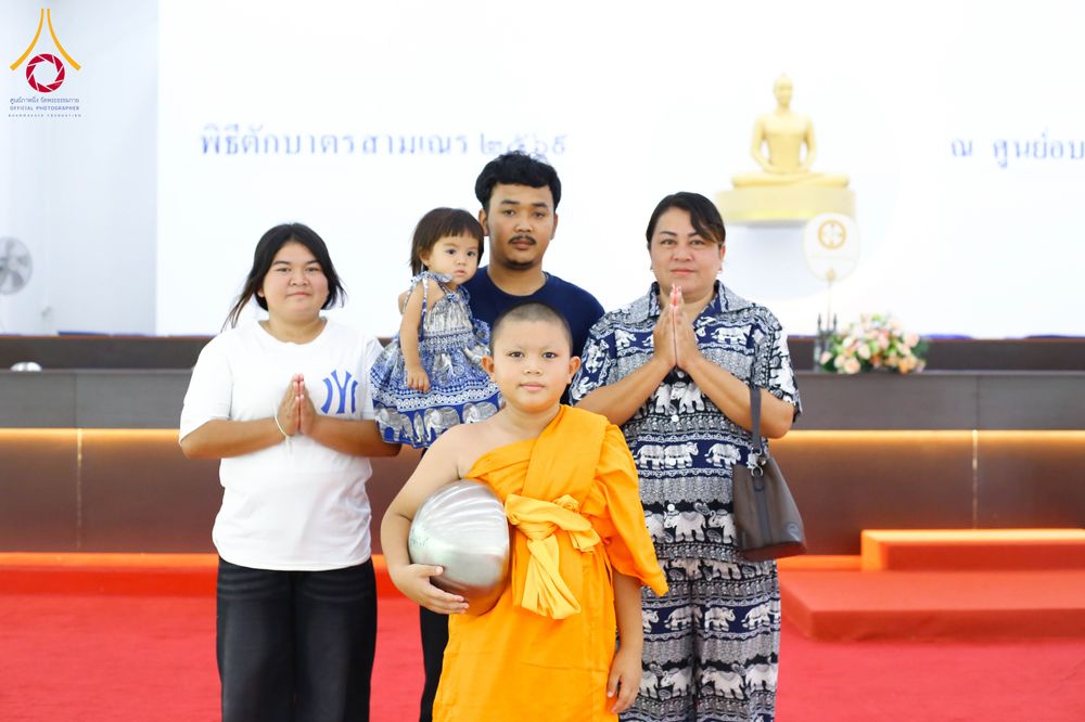 ภาพ No.320931:วันเสาร์ที่ 11 เมษายน พ.ศ.2569 พิธีตักบาตรฉลองสามเณรใหม่ ณ ศูนย์อบรมเยาวชนนครปฐม