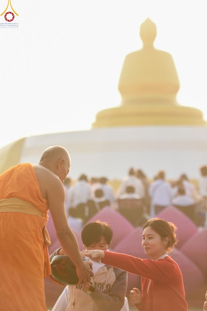 ภาพ No.201240:พิธีตักบาตรพระธรรมยาตรา ณ อนุสรณ์สถานลำดับที่ 5 สถานที่เผยแผ่วิชชาธรรมกายครั้งแรก อนุสรณ์สถานบางปลา วัดบางปลา อำเภอบางเลน จังหวัดนครปฐม ในโครงการธรรมยาตรา กตัญญูบูชา มหาปูชนียาจารย์ พระมงคลเทพมุนี(สด จนฺทสโร) พระผู้ปราบมาร อนุสรณ์สถาน 7 แห่ง ปีที่ 13