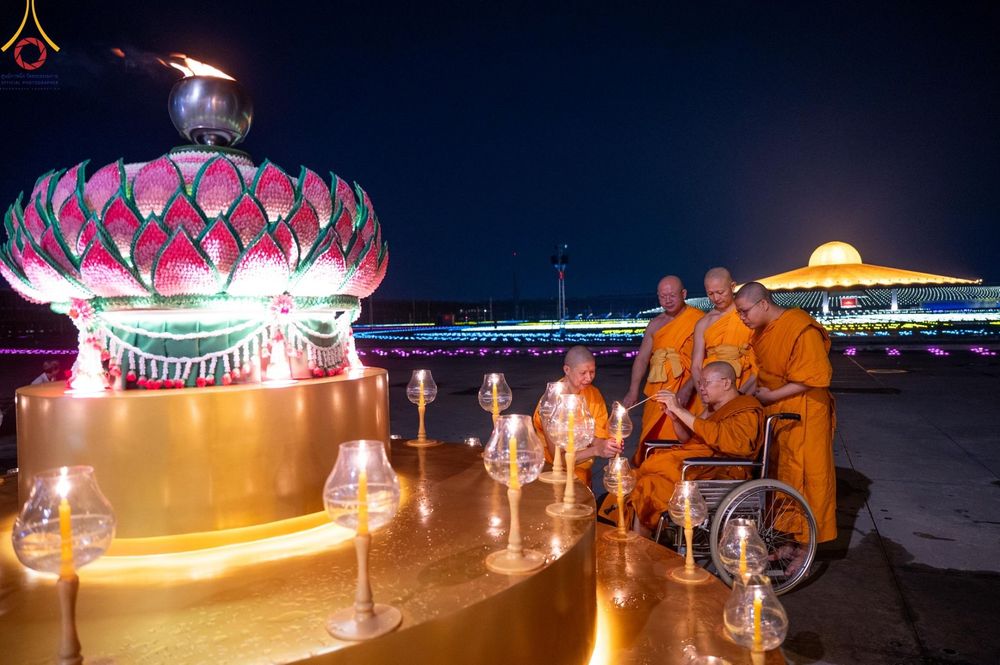 ภาพ No.154926:พิธีจุดประทีป, พิธีฉลองชัยสวดมนต์บทธัมมจักกัปปวัตนสูตร ณ มหารัตนวิหารคด วัดพระธรรมกาย วันอังคารที่ 17 กันยายน พ.ศ. 2567