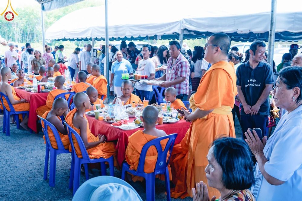 ภาพ No.133557:พิธีขอขมารับผ้าไตร, พิธีบรรพชาสามเณร, สามเณรออกบิณฑบาต ในโครงการบรรพชาสามเณร ฟื้นฟูพระพุทธศาสนาทั่วไทย  ณ ศูนย์ปฏิบัติธรรม และอบรมเยาวชนเมืองยะลา วันที่ 3 เมษายน พ.ศ. 2567