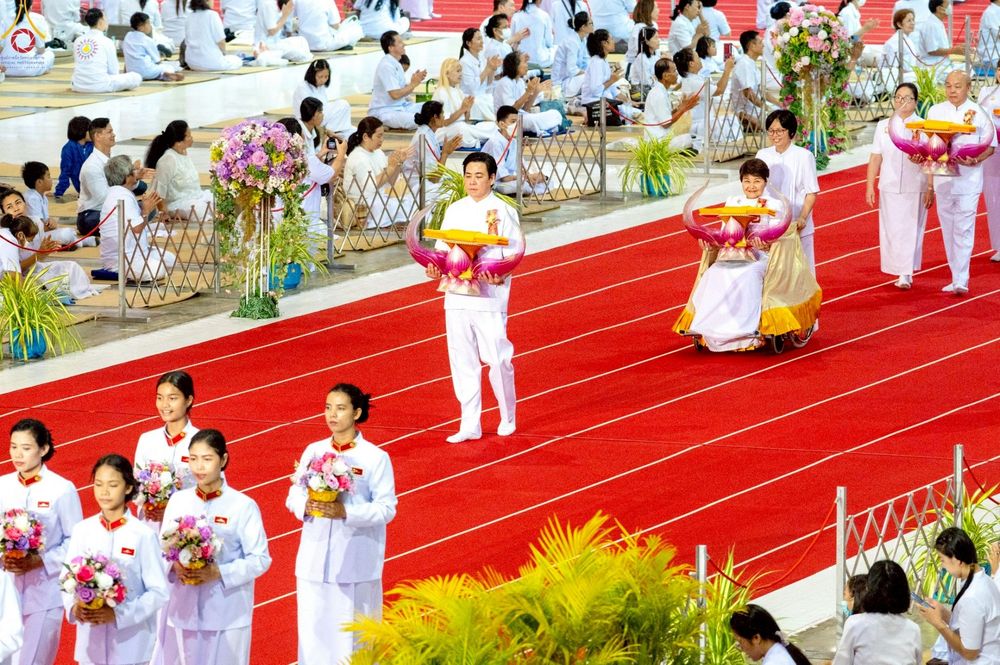 ภาพ No.244041:วันอาทิตย์ที่ 7 กันยายน พ.ศ. 2568 พิธีทอดผ้าป่าสมทบกฐินวัดพระธรรมกาย และสมทบกฐิน 30,000 วัดทั่วไทย ครั้งที่ 2 ณ ห้องแก้วสารพัดนึก 1 วัดพระธรรมกาย