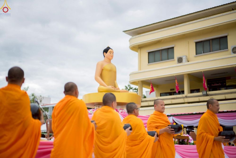 ภาพ No.242000:วันอาทิตย์ที่ 31 สิงหาคม พ.ศ. 2568 พิธีทำบุญแด่คณะสงฆ์ 122 รูป ฉลอง 121 ปี อำเภอคลองหลวง จ.ปทุมธานี เพื่อนำส่งช่วยเหลือคณะสงฆ์ 323 วัด 4 จังหวัดชายแดนภาคใต้ และช่วยเหลือประชาชนจากเหตุปะทะ แนวชายแดนไทย-กัมพูชา ณ บริเวณหน้าที่ว่าการอำเภอคลองหลวง 