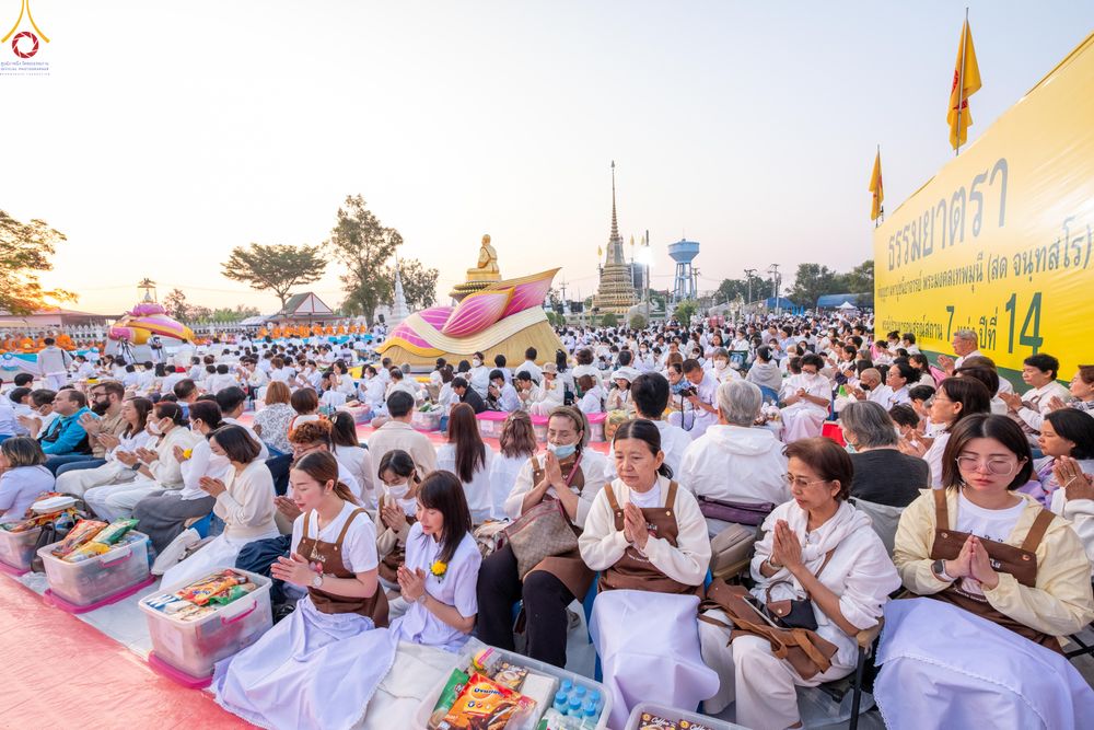 ภาพ No.294368:วันที่ 14 มกราคม พ.ศ. 2569 พิธีตักบาตรพระธรรมยาตรา ณ วัดสองพี่น้อง ต.ต้นตาล อ.สองพี่น้อง จ.สุพรรณบุรี ในโครงการธรรมยาตรา กตัญญูบูชา มหาปูชนียาจารย์ พระมงคลเทพมุนี(สด จนฺทสโร) พระผู้ปราบมาร อนุสรณ์สถาน 7 แห่ง ปีที่ 14