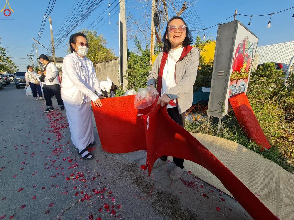 ภาพ No.300512:ภาพเบื้องหลังอาสาสมัครรวมใจ ชุดที่ 3 ในโครงการธรรมยาตรา กตัญญูบูชา มหาปูชนียาจารย์ พระมงคลเทพมุนี(สด จนฺทสโร) พระผู้ปราบมาร อนุสรณ์สถาน 7 แห่ง ปีที่ 14