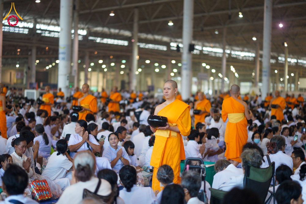 ภาพ No.308462:วันที่ 1 กุมภาพันธ์ พ.ศ. 2569 พิธีตักบาตรข้าวสารอาหารแห้ง ณ บ้านแก้วเรือนทองคุณยาย สภาธรรมกายสากล วัดพระธรรมกาย