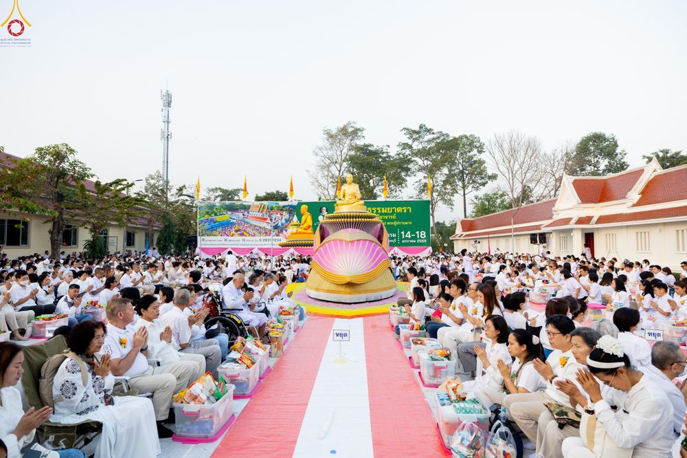 ภาพ No.297505:วันที่ 18 มกราคม พ.ศ. 2569 พิธีตักบาตรพระธรรมยาตรา ณ วัดโบสถ์บน ต.บางคูเวียง จ.นนทบุรี อนุสรณ์สถานลำดับที่ 4 สถานที่เกิดด้วยกายธรรม ในโครงการธรรมยาตรา กตัญญูบูชา มหาปูชนียาจารย์ พระมงคลเทพมุนี(สด จนฺทสโร) พระผู้ปราบมาร อนุสรณ์สถาน 7 แห่ง ปีที่ 14