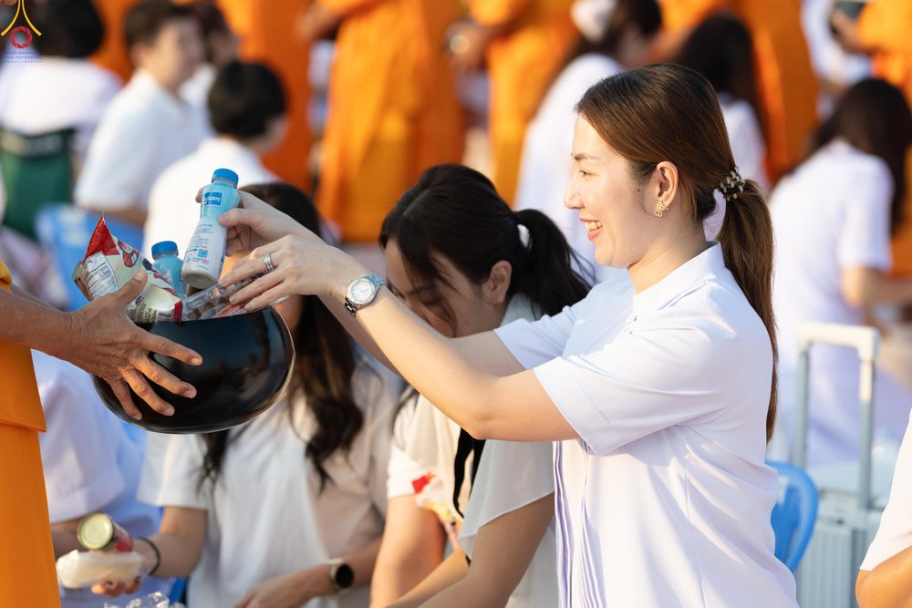 ภาพ No.279877:วันที่ 1 มกราคม พ.ศ.2569 พิธีตักบาตรในวันขึ้นปีใหม่ ณ ลานธรรม วัดพระธรรมกาย