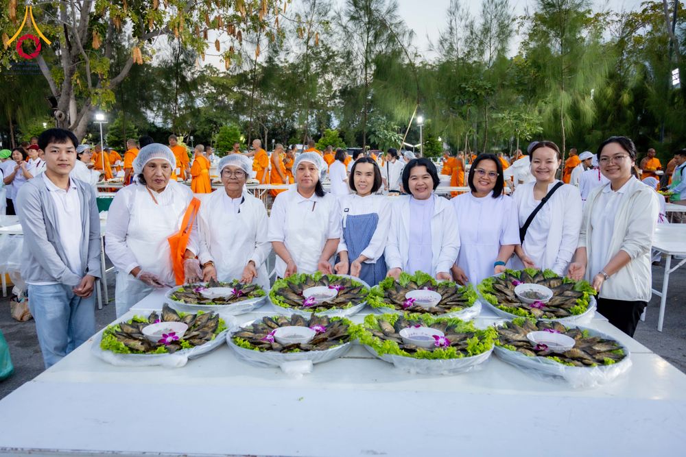 ภาพ No.289594:วันที่ 7 มกราคม พ.ศ. 2569 พิธีถวายภัตตาหารเป็นสังฆทาน แด่พระธรรมยาตรา ในโครงการธรรมยาตรา กตัญญูบูชา มหาปูชนียาจารย์ พระมงคลเทพมุนี(สด จนฺทสโร) พระผู้ปราบมาร อนุสรณ์สถาน 7 แห่ง ปีที่ 14 ณ อนุสรณ์สถานมหาวิหารพระมงคลเทพมุนี (โลตัสแลนด์) อ.สองพี่น้อง จ.สุพรร