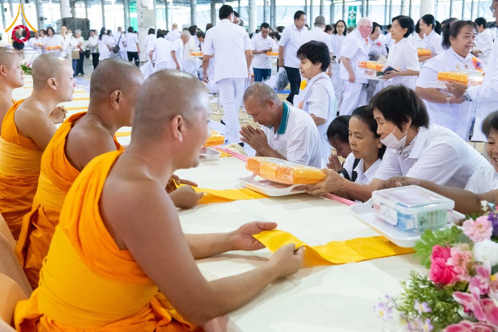 ภาพ No.287226:วันที่ 3 มกราคม พ.ศ.2569 พิธีถวายภัตตาหารเป็นสังฆทาน แด่พระธรรมยาตรา ณ วัดพระธรรมกาย  จังหวัดปทุมธานี ในโครงการธรรมยาตรา กตัญญูบูชา มหาปูชนียาจารย์ พระมงคลเทพมุนี(สด จนฺทสโร) พระผู้ปราบมาร อนุสรณ์สถาน 7 แห่ง ปีที่ 14