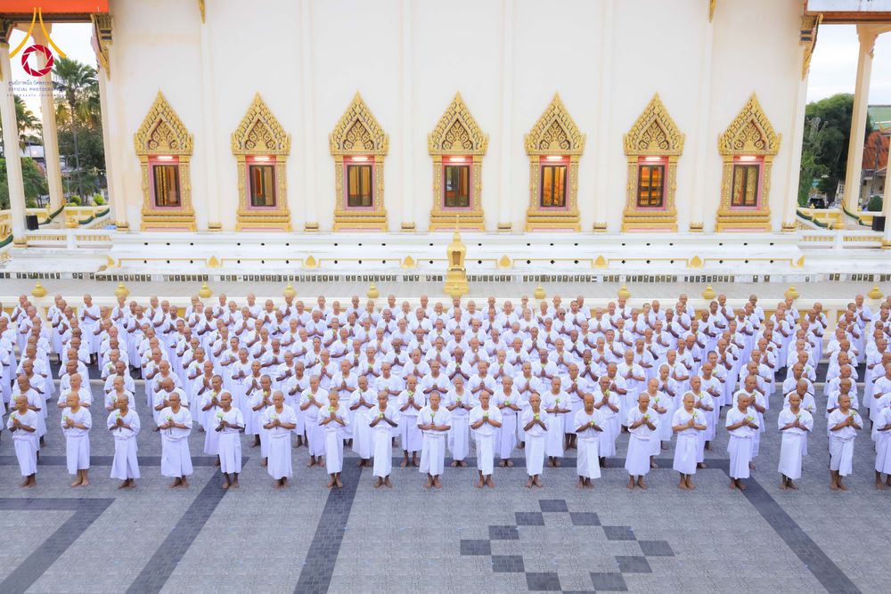 ภาพ No.278508:วันอาทิตย์ที่ 14 ธันวาคม พ.ศ.2568  พิธีเวียนประทักษิณ พิธีวันทาสีมาพระประธาน โครงการบวชบูชาธรรมมหาปูชนียาจารย์ ของศูนย์ปฏิบัติธรรมบุรีรัมย์ ณ วัดกลาง พระอารามหลวง จังหวัดบุรีรัมย์