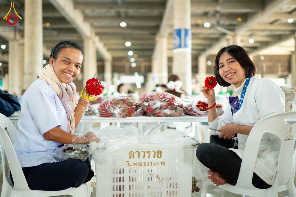 ภาพ No.279453:วันที่ 19-26 ธันวาคม พ.ศ. 2568 และ วันที่ 1 มกราคม พ.ศ.2569 รับบุญปลิดกลีบดอกไม้ เพื่อโปรยต้อนรับพระธรรมยาตรา