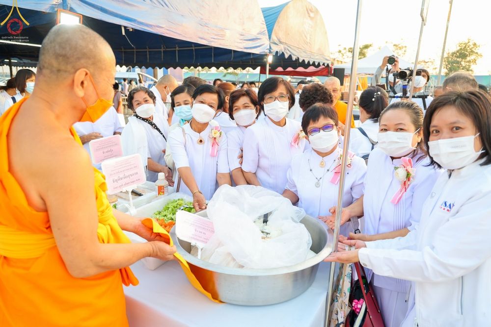 ภาพ No.74020:พิธีถวายภัตตาหารเป็นสังฆทาน แด่คณะพระธรรมยาตราฯ ในโครงการธรรมยาตรากตัญญูบูชา มหาปูชนียาจารย์ พระมงคลเทพมุนี(สด จนฺทสโร) พระผู้ปราบมาร อนุสรณ์สถาน 7 แห่ง ปีที่ 11 วันที่ 24 มกราคม พ.ศ. 2566