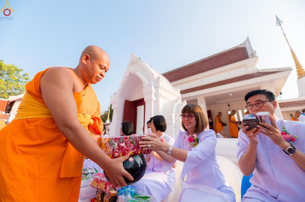 ภาพ No.297692:วันที่ 18 มกราคม พ.ศ. 2569 พิธีตักบาตรพระธรรมยาตรา ณ วัดโบสถ์บน ต.บางคูเวียง จ.นนทบุรี อนุสรณ์สถานลำดับที่ 4 สถานที่เกิดด้วยกายธรรม ในโครงการธรรมยาตรา กตัญญูบูชา มหาปูชนียาจารย์ พระมงคลเทพมุนี(สด จนฺทสโร) พระผู้ปราบมาร อนุสรณ์สถาน 7 แห่ง ปีที่ 14