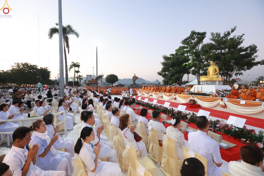 ภาพ No.284174:วันเสาร์ที่ 20 ธันวาคม พ.ศ.2568  พิธีตักบาตรพระ 10,000 รูป เนื่องในโอกาส 194 ปี จังหวัดกาญจนบุรี และอุทิศส่วนกุศลให้แด่บรรพชนทั้งหลาย บริเวณถนนสองแคว (Skywalk) เมืองกาญจนบุรี