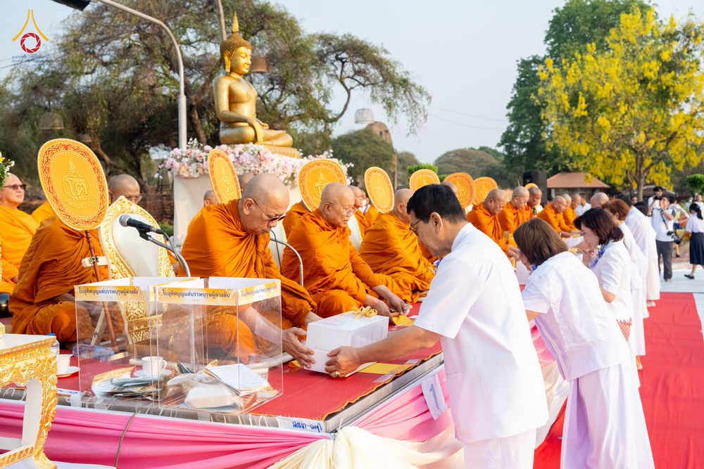 ภาพ No.318049:วันเสาร์ที่ 4 เมษายน พ.ศ. 2569 งานทำบุญเมืองใจกลางอยุธยา  ตักบาตรพระ 1,109 รูป ณ ถนนชีกุน หน้าวัดมหาธาตุ และวัดราชบูรณะ