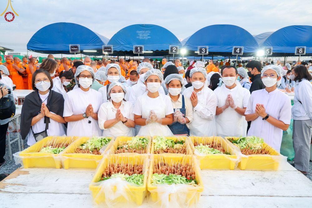 ภาพ No.74127:พิธีถวายภัตตาหารเป็นสังฆทาน แด่คณะพระธรรมยาตราฯ ในโครงการธรรมยาตรากตัญญูบูชา มหาปูชนียาจารย์ พระมงคลเทพมุนี(สด จนฺทสโร) พระผู้ปราบมาร อนุสรณ์สถาน 7 แห่ง ปีที่ 11 วันที่ 25 มกราคม พ.ศ. 2566