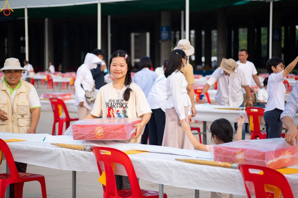 ภาพ No.322587:วันที่ 17 เมษายน พ.ศ.2569 การเรียงกล่องไทยธรรม เรียงน้ำดื่ม เรียงร่ม ณ ลานธรรมพระมหาธรรมกายเจดีย์ เพื่องานถวายมหาสังฆทาน 40,000 กว่าวัดทั่วประเทศ วันคุ้มครองโลก 22 เมษายน พ.ศ.2569 วัดพระธรรมกาย