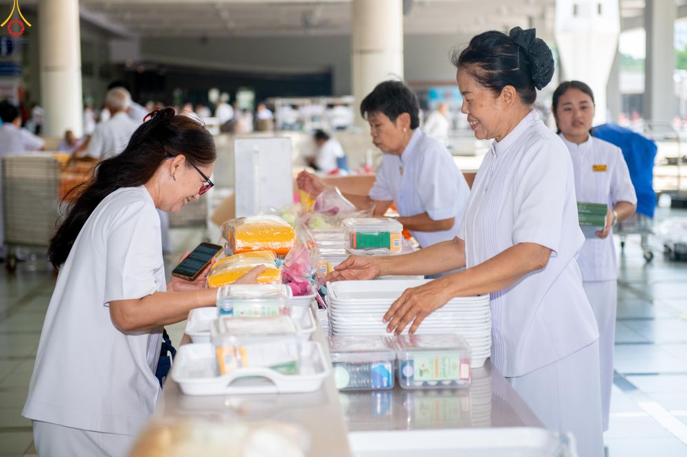 ภาพ No.317627:วันพฤหัสบดีที่ 2 เมษายน พ.ศ.2569 พิธีบุพเปตพลี ครั้งที่ 180 ณ หอฉันคุณยายอาจารย์ฯ วัดพระธรรมกาย