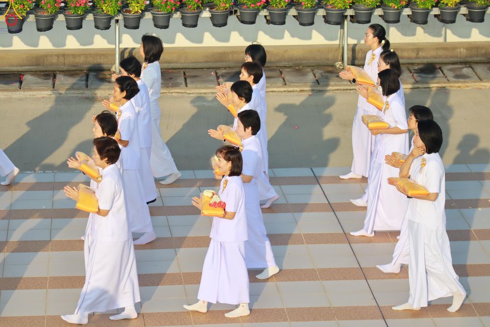 ภาพ No.330436:วันวิสาขบูชา อาทิตย์ที่ 31 พฤษภาคม พ.ศ.2569 พิธีเวียนประทักษิณ และพิธีวันทาเจดีย์ ณ พระมหาธรรมกายเจดีย์ วัดพระธรรมกาย จังหวัดปทุมธานี
