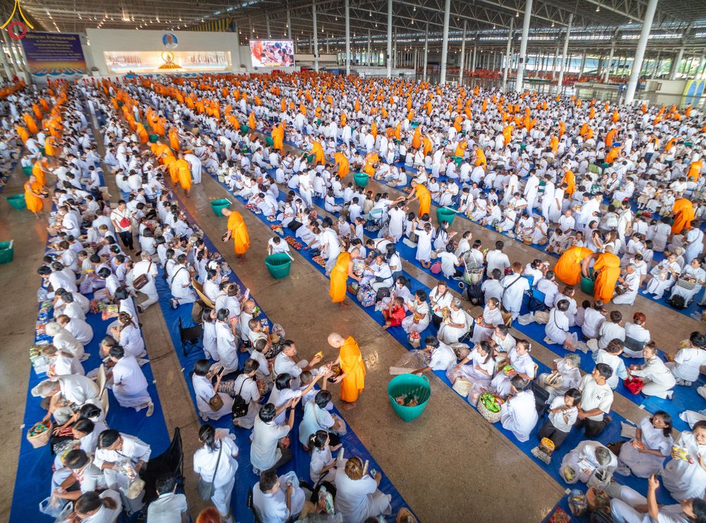 ภาพ No.327935:วันที่ 3 พฤษภาคม พ.ศ.2569 พิธีตักบาตร ข้าวสารอาหารแห้ง ณ บ้านแก้วเรือนทองคุณยายอาจารย์ฯ วัดพระธรรมกาย