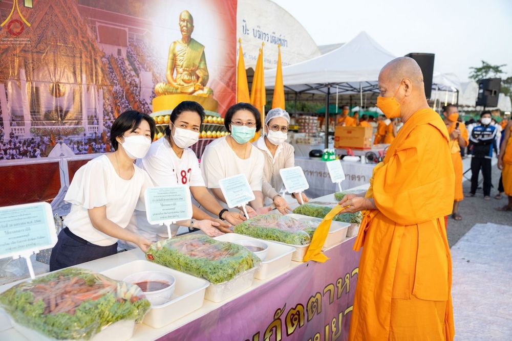 ภาพ No.72929:พิธีถวายภัตตาหารเป็นสังฆทาน แด่คณะพระธรรมยาตราฯ ในโครงการธรรมยาตรากตัญญูบูชา มหาปูชนียาจารย์ พระมงคลเทพมุนี(สด จนฺทสโร) พระผู้ปราบมาร อนุสรณ์สถาน 7 แห่ง ปีที่ 11 วันที่ 20 มกราคม พ.ศ. 2566
