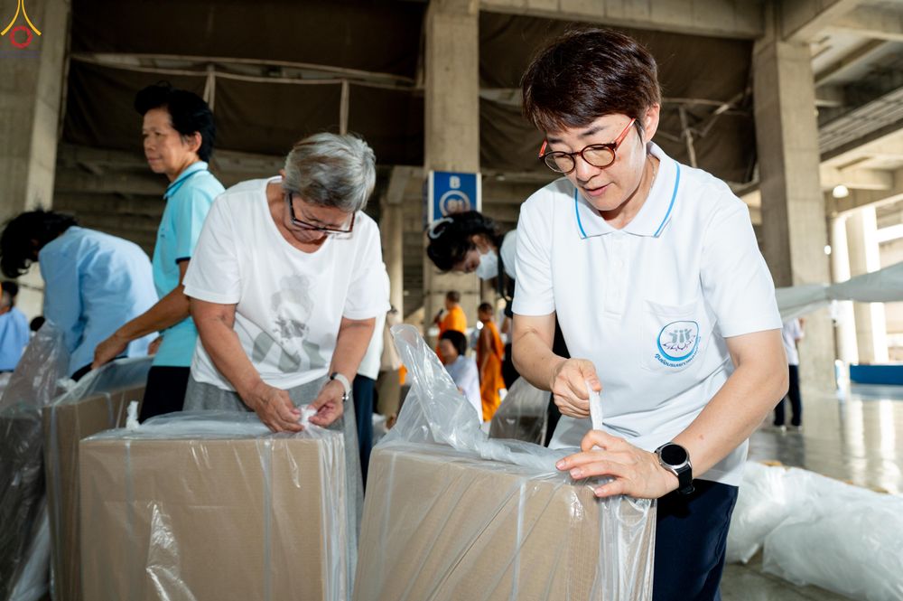 ภาพ No.322240:วันที่ 14 เมษายน พ.ศ.2569 การเตรียมแผ่นรองนั่ง เพื่องานถวายมหาสังฆทาน 40,000 กว่าวัดทั่วประเทศ วันคุ้มครองโลก 22 เมษายน พ.ศ.2569 วัดพระธรรมกาย