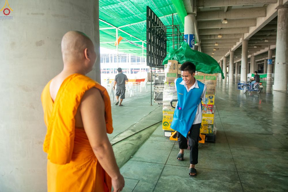 ภาพ No.322539:วันที่ 17 เมษายน พ.ศ.2569 การเรียงกล่องไทยธรรม เรียงน้ำดื่ม เรียงร่ม ณ ลานธรรมพระมหาธรรมกายเจดีย์ เพื่องานถวายมหาสังฆทาน 40,000 กว่าวัดทั่วประเทศ วันคุ้มครองโลก 22 เมษายน พ.ศ.2569 วัดพระธรรมกาย