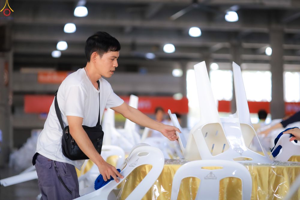 ภาพ No.322691:วันที่ 15-18 เมษายน พ.ศ.2569 การเเตรียมโต๊ะฉัน , เตรียมจุดพักค้าง , เรียงเก้าอี้ , เรียงกล่องไทยธรรม  เพื่องานถวายมหาสังฆทาน 40,000 กว่าวัดทั่วประเทศ วันคุ้มครองโลก 22 เมษายน พ.ศ.2569 วัดพระธรรมกาย