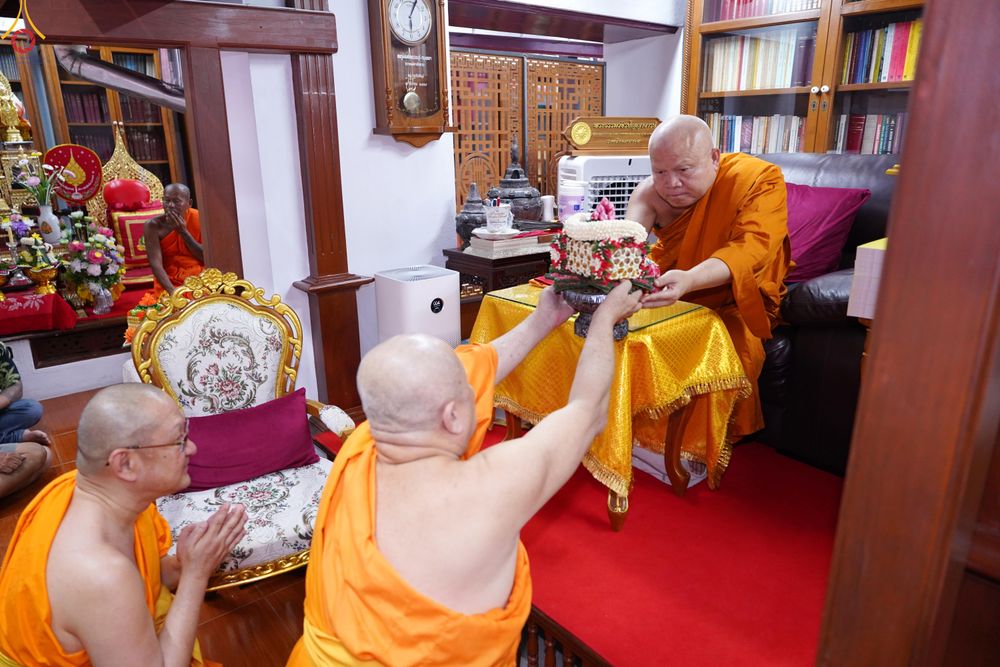 ภาพ No.286231:วันที่ 12 กรกฎาคม พศ.2568 (แรม 2 ค่ำ เดือน 8) พระภิกษุวัดพระธรรมกาย ทำวัตรพระผู้ใหญ่ เนื่องในวันเข้าพรรษา