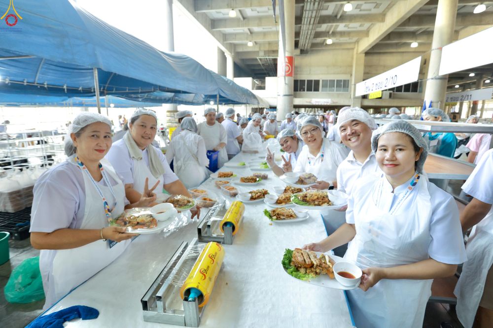 ภาพ No.323675:วันที่ 22 เมษายน พ.ศ.2569(วันคุ้มครองโลก) งานถวายมหาสังฆทาน 40,000 กว่าวัดทั่วประเทศ คณะสงฆ์ฉันภัตตาหารเพล