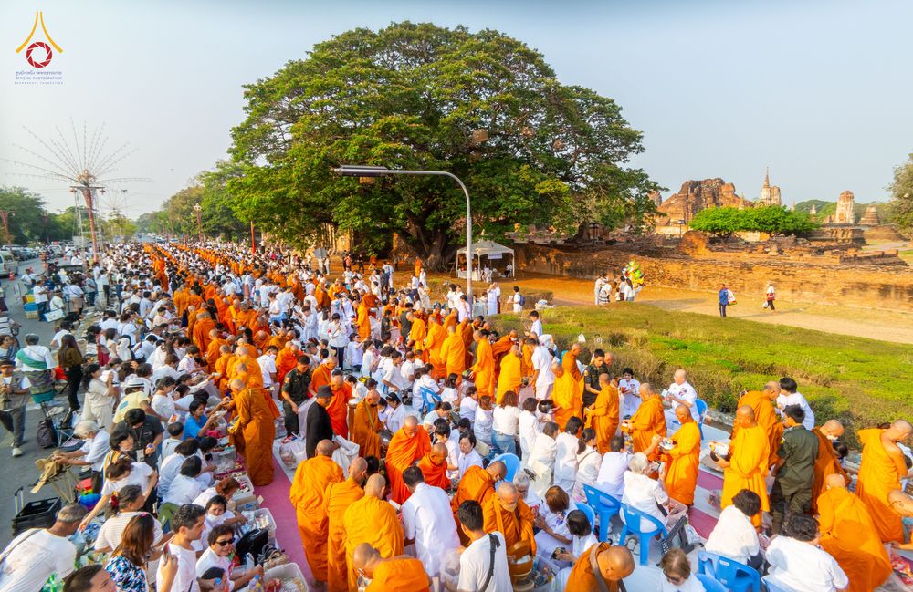 ภาพ No.318098:วันเสาร์ที่ 4 เมษายน พ.ศ. 2569 งานทำบุญเมืองใจกลางอยุธยา  ตักบาตรพระ 1,109 รูป ณ ถนนชีกุน หน้าวัดมหาธาตุ และวัดราชบูรณะ