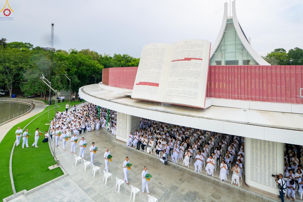 ภาพ No.330127:วันที่ 30 พฤษภาคม พ.ศ.2569 พิธีตัดปอยผมและปลงผม อุบาสกอุปสมบทอุทิศชีวิต 11 ท่าน ณ โบสถ์พระไตรปิฎก วัดพระธรรมกาย จังหวัดปทุมธานี