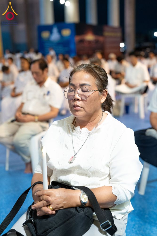 ภาพ No.286713:วันอาสาฬหบูชา วันพฤหัสบดีที่ 10 กรกฏาคม พ.ศ.2568  พิธีเวียนประทักษิณรอบพระมหาธรรมกายเจดีย์ , พิธีฉลองชัยสวดมนต์บทธัมมจักกัปปวัตตนสูตร ครบ 7,520,000,000 จบ ณ มหารัตนวิหารคด วัดพระธรรมกาย