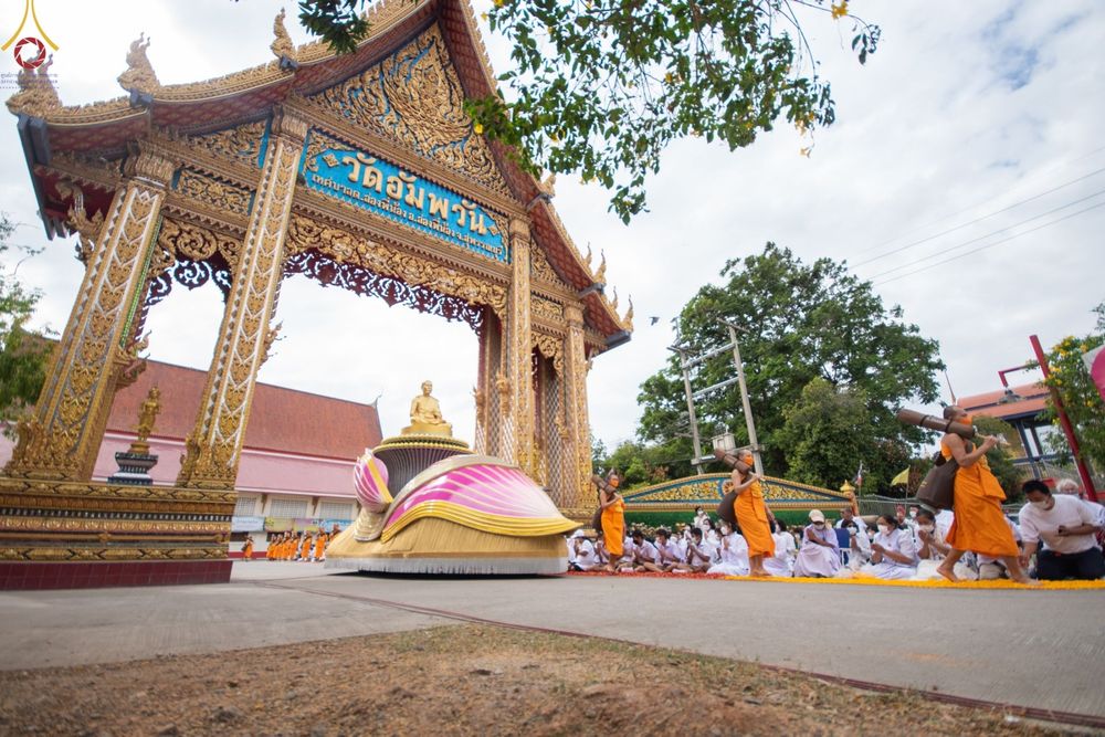 ภาพ No.68952:พิธีต้อนรับพระธรรมยาตรา ในโครงการธรรมยาตรากตัญญูบูชา มหาปูชนียาจารย์ พระมงคลเทพมุนี(สด จนฺทสโร) พระผู้ปราบมาร อนุสรณ์สถาน 7 แห่ง ปีที่ 11 วันที่ 3 มกราคม พ.ศ. 2566 ณ อนุสรณ์สถานมหาวิหารพระมงคลเทพมุนี จ.สุพรรณบุรี