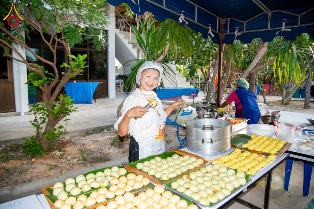 ภาพ No.321765:วันที่ 12 เมษายน พ.ศ.2569 ตักบาตรสงกรานต์ฉลองสามเณรใหม่  ณ ศูนย์ปฏิบัติธรรมระยอง(บ้านช่องลม)