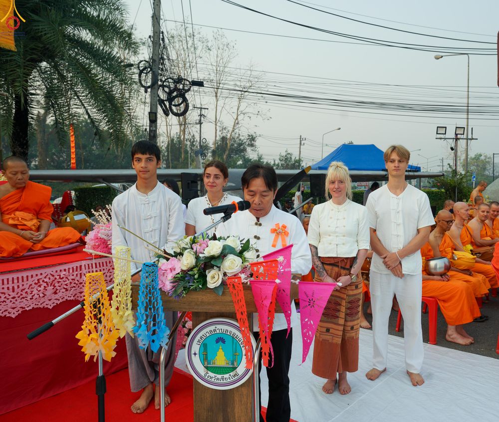 ภาพ No.321012:วันอาทิตย์ที่ ๑๒ เมษายน พ.ศ ๒๕๖๙ พิธีตักบาตรปี๋ใหม่เมืองพระภิกษุสงฆ์ ๓๓๙ รูป  อุทิศถวายพระราชกุศลสมเด็จพระนางสิริกิติ์  พระบรมราชินีนาถ พระบรมราชชนนีพันปีหลวง และฉลองเมืองแม่แตงครบรอบ ๑๑๙ ปี ณ ลานโรงแรมแอร์ไดมอนด์ อำเภอแม่แตง จังหวัดเชียงใหม่