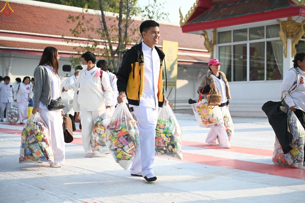 ภาพ No.294546:วันที่ 14 มกราคม พ.ศ. 2569 พิธีตักบาตรพระธรรมยาตรา ณ วัดสองพี่น้อง ต.ต้นตาล อ.สองพี่น้อง จ.สุพรรณบุรี ในโครงการธรรมยาตรา กตัญญูบูชา มหาปูชนียาจารย์ พระมงคลเทพมุนี(สด จนฺทสโร) พระผู้ปราบมาร อนุสรณ์สถาน 7 แห่ง ปีที่ 14