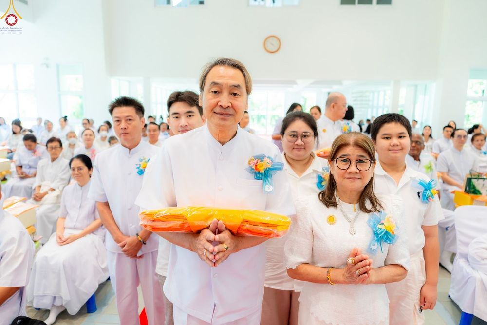 กลุ่มพุทธศาสนิกชนในชุดขาวร่วมงานบุญครบรอบ 40 ปี ธุดงคสถานล้านนา