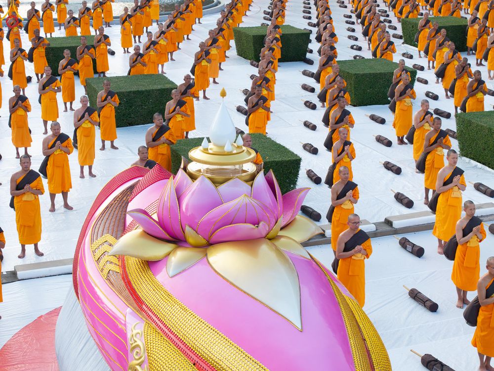 ภาพ No.281677:วันที่ 24 ธันวาคม พ.ศ.2568 พระธรรมยาตรา ปฏิบัติธรรม และถ่ายภาพหมู่ประวัติศาสตร์ ณ ลานหน้ามหาวิหารพระมงคลเทพมุนีฯ วัดพระธรรมกาย