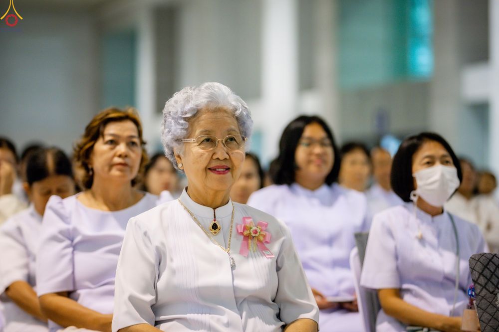 ภาพ No.311631:วันอาทิตย์ต้นเดือนที่ 1 มีนาคม พ.ศ.2569 สัมมนาพิเศษ พิธีมอบรูปหล่อโลหะหลวงปู่วัดปากน้ำ พระมงคลเทพมุนี พิธีมุทิตาสักการะในโอกาสพระครูปลัดรัตนวีรวัฒน์(รังสฤษดิ์ อิทธิจินฺตโก) เจ้าอาวาสวัดพระธรรมกาย  ดำรงตำแหน่งเป็น “ที่ปรึกษาเจ้าคณะจังหวัดปทุมธานี”  ณ ห้อง