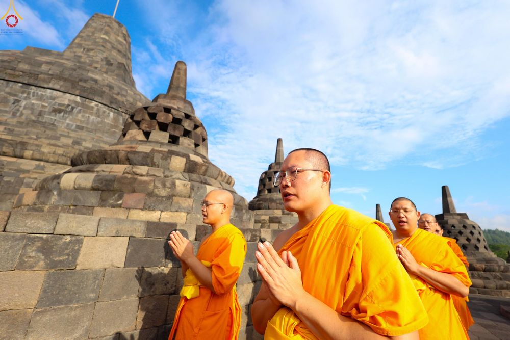 ภาพ No.330035:วันที่ 27-29 พฤษภาคม พ.ศ.2569 MBMI Tangerang (Majelis Agama Buddha Mahanikaya) ได้มีการเตรียมงานเพื่อจัดงานวิสาขบูชานานาชาติ  ชึ่งในงานจะมีการจุดประทีปโคมลาน โคมลอย กว่า 20,000 ดวง  เพื่อน้อมถวายเป็นพุทธบูชา และเพื่อเป็นการกระชับสัมพันธมิตรภาพ