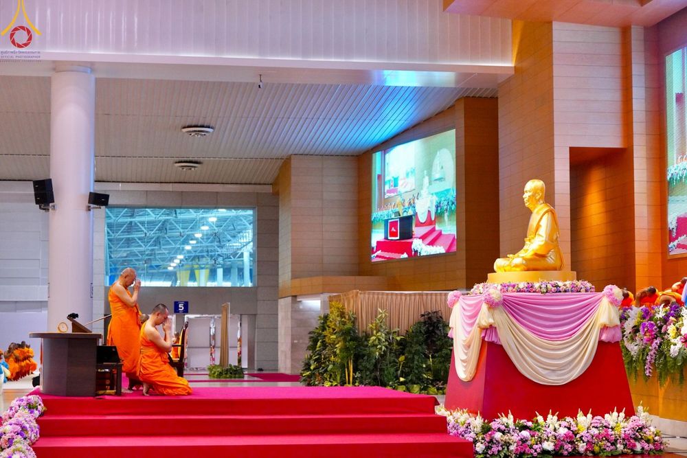 ภาพ No.160039:พิธีปฎิบัติธรรม , พิธีสักการะพระมงคลเทพมุนี (สด จนฺทสโร) พระผู้ปราบมาร ณ สภาธรรมกายสากล วัดพระธรรมกาย วันพฤหัสบดีที่ 10 ตุลาคม พ.ศ. 2567