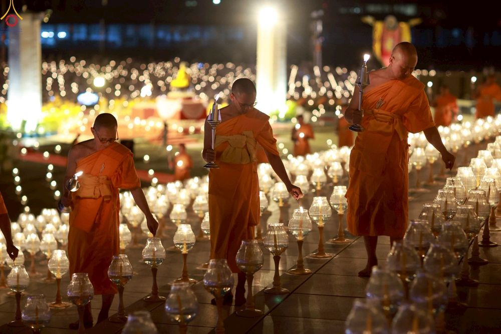 ภาพ No.253704:วันที่ 10 ตุลาคม พ.ศ. 2568 พิธีจุดประทีปบูชาพระผู้ปราบมาร, พิธีจุดประทีปบนพระมหาธรรมกายเจดีย์  20,000 ดวง เนื่องในวันคล้ายวันเกิดครบรอบ 141 ปี พระมงคลเทพมุนี (สด จนฺทสโร)