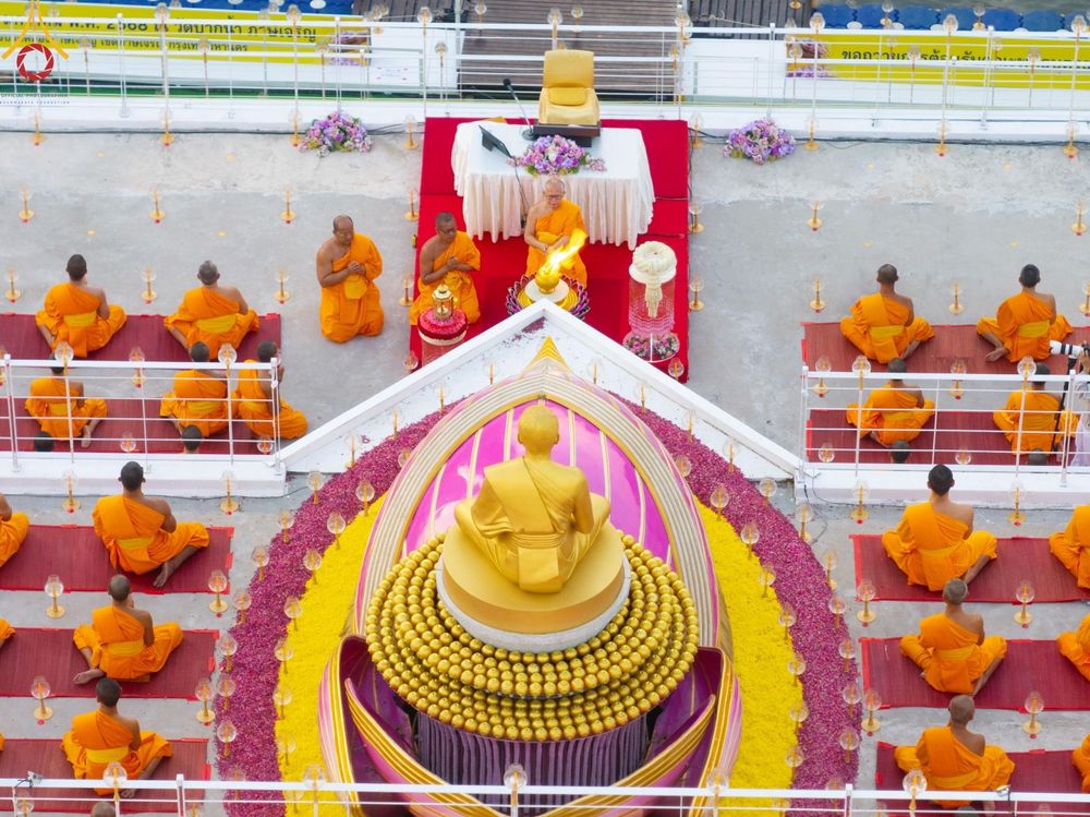 ภาพ No.201641:พิธีจุดประทีปถวายเป็นพุทธบูชา และบูชาธรรมมหาปูชนียาจารย์ ณ อาคารธรรมยาตรา กตัญญูบูชามหาปูชนียาจารย์ ตรงข้ามวัดปากน้ำภาษีเจริญ จ.กรุงเทพมหานคร ในโครงการธรรมยาตรา กตัญญูบูชา มหาปูชนียาจารย์ พระมงคลเทพมุนี(สด จนฺทสโร) พระผู้ปราบมาร อนุสรณ์สถาน 7 แห่ง