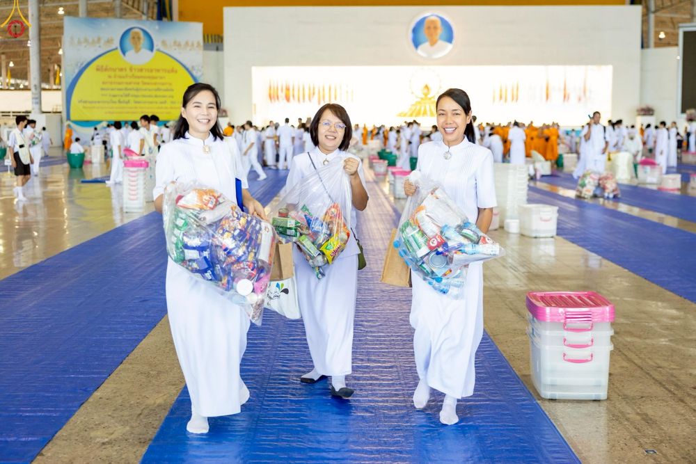 ภาพ No.243548:วันที่ 7 กันยายน พ.ศ. 2568 พิธีตักบาตร ข้าวสารอาหารแห้ง ในวันครูผู้ค้นพบวิชชาธรรมกาย ณ บ้านแก้วเรือนทองคุณยายฯ สภาธรรมกายสากล วัดพระธรรมกาย