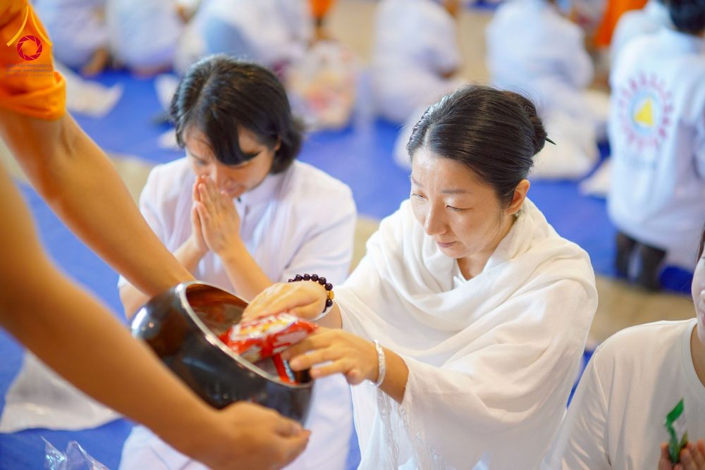 ภาพ No.256840:วันที่ 5 ตุลาคม พ.ศ. 2568 พิธีตักบาตร ข้าวสารอาหารแห้ง ณ บ้านแก้วเรือนทองคุณยายฯ สภาธรรมกายสากล วัดพระธรรมกาย