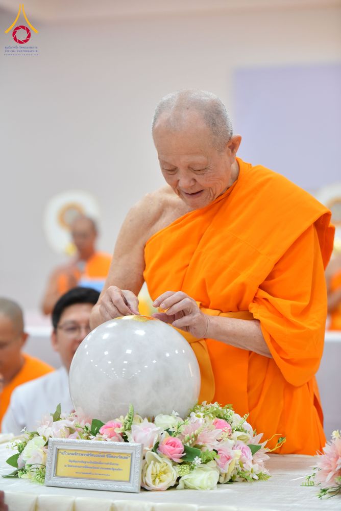 ภาพ No.294276:วันอาทิตย์ที่ 14 ธันวาคม พ.ศ.2568 พิธีเจริญพระพุทธมนต์สมโภชดวงแก้วลูกนิมิตเอก และดวงแก้วนิมิตปฏิบัติธรรม อัญเชิญประดิษฐาน  ณ วัดพระธรรมกายในประเทศสหรัฐอเมริกาและประเทศเยอรมนี 7 แห่ง ณ อาคารปลูกศรัทธา 2 วัดพระธรรมกาย